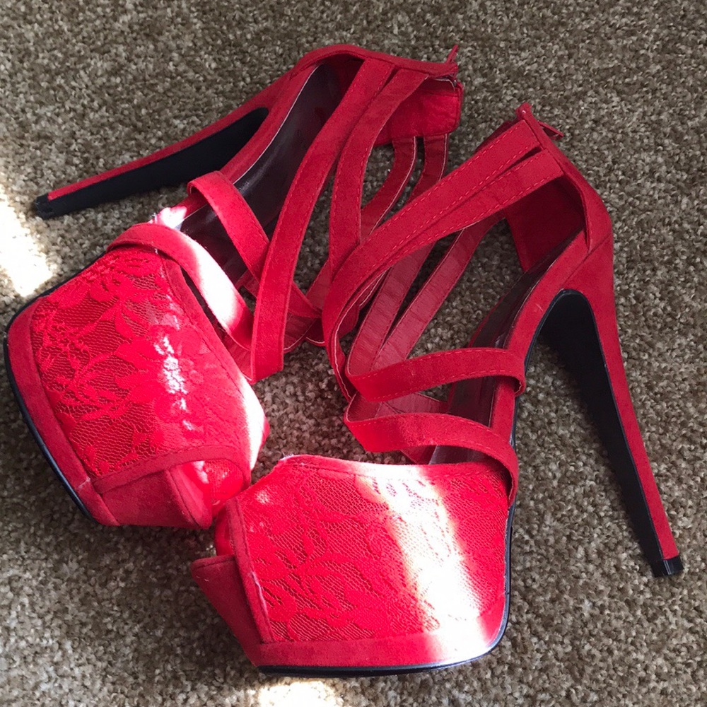 ✨Red Lace w/ Strap Heels 👠✨